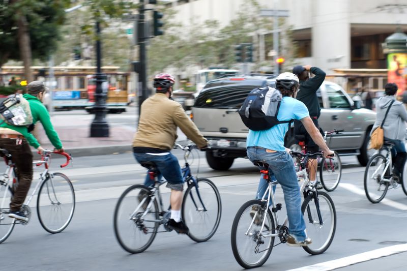 Cómo compartir la vía con ciclistas y motos de forma segura