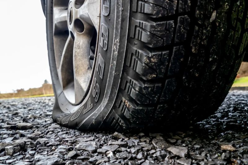 ¿Qué hacer ante un reventón de neumático Guía práctica para reaccionar con seguridad