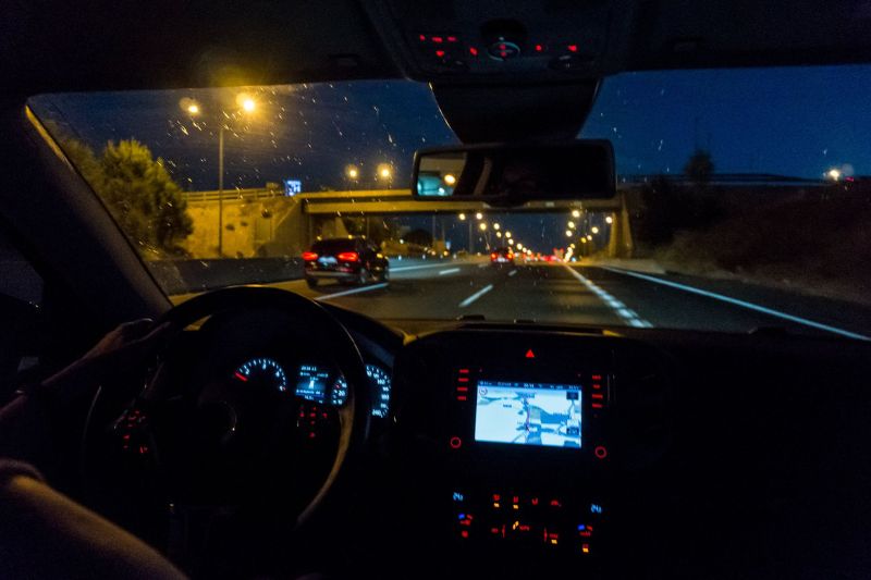 Riesgos de manejar con poca iluminación y cómo conducir seguro en la noche